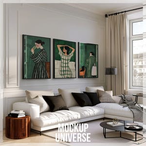 Op de afbeelding: Drie ingelijste kunstprints die vrouwen in verschillende poses tonen. De prints hangen aan een witte muur boven een witte, modulaire bank met kussens. De bank staat in een woonkamer met een houten salontafel en een raam met witte gordijnen.