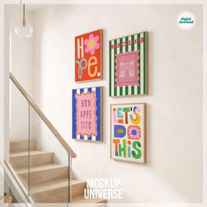 Può includere: Quattro stampe artistiche incorniciate con disegni colorati sono appese a una parete bianca. Le stampe presentano testi come "HOPE", "BARCELONA", "BON APPETITO" e "LET'S DO THIS". Le cornici sono di vari colori, tra cui rosso, verde, blu e beige, con una cornice in legno.