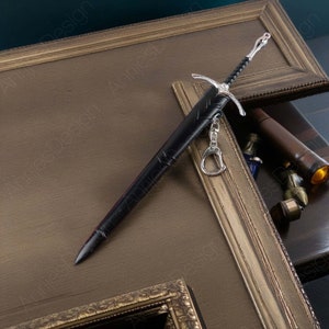 Porte-clés épée sacrée en métal, minuscule, petite réplique, porte-clés pendentif, amateur de jeux, avec présentoir, cadeau