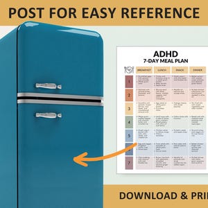 K&ouml;nnte beinhalten: Ein t&uuml;rkisfarbener Retro-K&uuml;hlschrank mit silbernen Griffen und Zierleisten. Daneben befindet sich ein gedruckter 7-Tage-Essensplan f&uuml;r ADHS mit dem Text "ADHD 7-DAY MEAL PLAN". Der Text "DOWNLOAD & PRINT" steht unten.