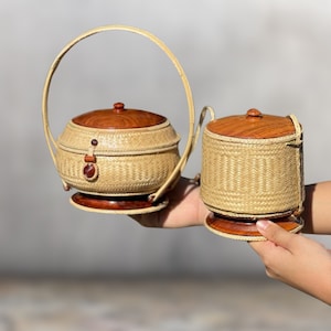 素朴なタイのもち米バスケット - 木製の蓋が付いた手編みのクラティブ、持続可能なキッチン用品、本物の工芸品、アジア料理アクセサリー。