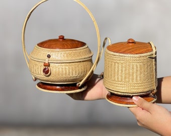 Rustieke Thaise kleverige rijstmand - handgeweven Kratib met houten deksel, duurzaam keukengerei, authentiek handwerk, Aziatische voedselaccessoires.