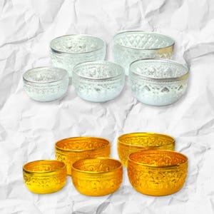 以下が含まれることがあります： 複雑なデザインが施された銀と金のボウル6個セット。ボウルは2列に並べられており、上の列には銀のボウル、下の列には金のボウルが並んでいます。