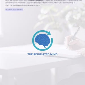 Könnte beinhalten: Eine weiße Keramiktasse mit schwarzem Henkel und dem Text "But First, Coffee" in fetter, schwarzer Schrift. Die Tasse steht vor einem verschwommenen Hintergrund, der eine gemütliche Umgebung suggeriert.