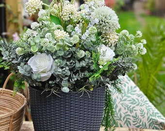 Luxuriöse künstliche Blumentöpfe, lebendige Blumen der Saison, Frühlingsblumendekor, große Töpfe für den Außenbereich, wunderschönes Blattwerk, natürlich gestylt