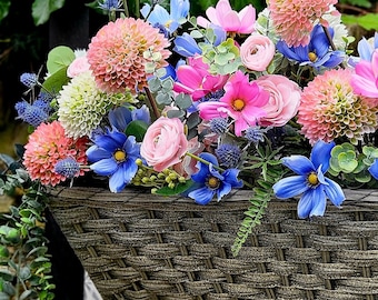 Luxuriöser künstlicher Blumenkasten für den Balkon, lebendige saisonale Blumen, frühlingshaftes Blumendekor, wunderschönes Blattwerk, natürlich gestylt