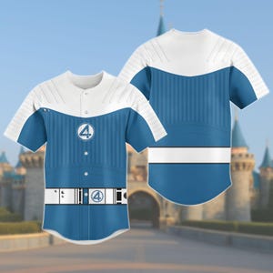 Può includere: Una maglia da baseball blu e bianca con il numero "4" sul petto e sulla cintura. La maglia ha colletto e maniche bianche, con pannelli blu e un design a cintura bianca. Un castello è sullo sfondo.