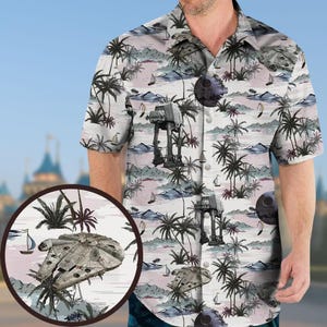 Op de afbeelding: Korte mouwen overhemd met een tropisch landschapsontwerp met palmbomen, zeilboten en Star Wars-elementen. Het patroon van het shirt bevat AT-AT-lopers, de Death Star en de Millennium Falcon in een licht kleurenpalet.