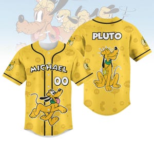 Puede incluir: Camiseta de béisbol amarilla con gráficos de dibujos animados de Pluto. La camiseta tiene ribetes negros, el nombre "MICHAEL" y el número "00" en la parte delantera. La parte posterior de la camiseta muestra el nombre "PLUTO".