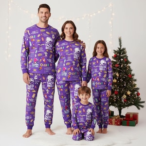 Puede incluir: Una familia de cuatro personas con pijamas morados a juego de Taco Bell. Los pijamas presentan un patrón repetido de logotipos y alimentos de Taco Bell. La familia está de pie frente a un árbol de Navidad.