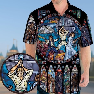 Può includere: Camicia a maniche corte con un design a vetrata raffigurante i personaggi di Star Wars. L'opera d'arte include Luke Skywalker, la Principessa Leia, Han Solo, Darth Vader e Chewbacca, con la Morte Nera e il Millennium Falcon. La camicia ha uno sfondo nero.