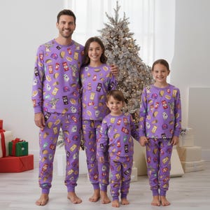 Puede incluir: Una familia de cuatro personas con pijamas morados a juego. Los pijamas presentan un patrón repetido de tacos, botellas de salsa picante y otros gráficos relacionados con la comida. Un árbol de Navidad está en el fondo.