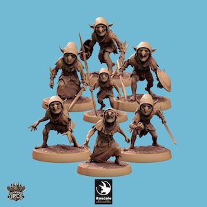 Peut inclure: Un ensemble de huit figurines miniatures non peintes de gobelins, chacune avec une pose et une arme uniques. Les gobelins portent des vêtements en lambeaux et ont des traits acérés. Les miniatures sont en plastique brun clair et sont prêtes à être peintes.