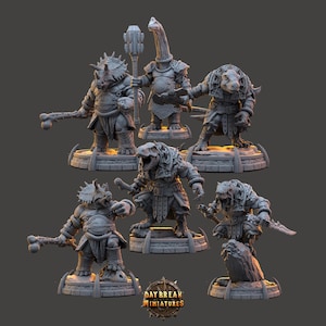 Könnte beinhalten: Sechs grau bemalte Miniaturfiguren von anthropomorphen Dinosauriern, die Rüstungen tragen und Waffen halten. Die Figuren stehen auf runden Sockeln.