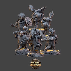 Könnte beinhalten: Eine Sammlung grauer Miniaturfiguren, die antike Krieger darstellen. Die Figuren sind detailliert mit Rüstungen, Waffen und Kopfbedeckungen. Das Logo von Day Break Miniatures befindet sich unten.
