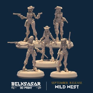 Op de afbeelding: Vijf ongeverfde plastic figuren van vrouwen gekleed in westernkleding, elk met een pistool in de hand en staand op een ronde basis. De figuren zijn in verschillende actiehoudings geposeerd. De tekst "SEPTEMBER RELEASE WILD WEST" is zichtbaar onderaan de afbeelding.