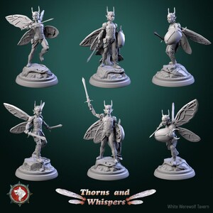 Könnte beinhalten: Sechs grau bemalte Miniaturfiguren eines feenartigen Wesens mit Flügeln, Hörnern und verschiedenen Waffen. Die Figuren sind in verschiedenen Posen dargestellt und stehen auf kleinen, runden Sockeln. Die Figuren sind mit "Thorns and Whispers" und "White Werewolf Tavern" beschriftet.