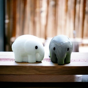 Joli couple de petits éléphants, ornement miniature, cadeau pour elle, décoration d'intérieur, anniversaire, fête des mères, ornement en résine de haute qualité