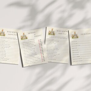 Puede incluir: Tres tarjetas de juego de baby shower imprimibles con una linda ilustraci&oacute;n de un conejito. Las tarjetas se titulan "&iquest;Qui&eacute;n conoce mejor a mam&aacute;?", "&iquest;Qui&eacute;n conoce mejor a pap&aacute;?" y "Querido beb&eacute;". Cada tarjeta tiene una lista de preguntas para que los invitados respondan.