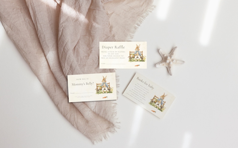 Puede incluir: Tres tarjetas con un tema de Peter Rabbit para un baby shower. Las tarjetas son blancas con un fondo marr&oacute;n claro y presentan una ilustraci&oacute;n de Peter Rabbit. El texto en las tarjetas dice "Rifa de pa&ntilde;ales", "&iquest;Qu&eacute; tan grande est&aacute; la barriga de mam&aacute;?" y "Libros para el beb&eacute;".