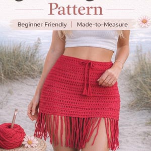 以下が含まれることがあります： 赤いフリンジ付きのかぎ針編みスカートのパターン。画像には「Easy Tassel Crochet Skirt Pattern」と「Beginner Friendly | Made-to-Measure」という文字があります。赤い毛糸玉とかぎ針編みのフックも表示されています。