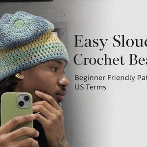 Puede incluir: Un gorro de ganchillo multicolor hecho a mano en tonos azules, amarillos y verdes. El texto de la derecha dice "Easy Slouchy Crochet Beanie" y "Beginner Friendly Pattern US Terms".