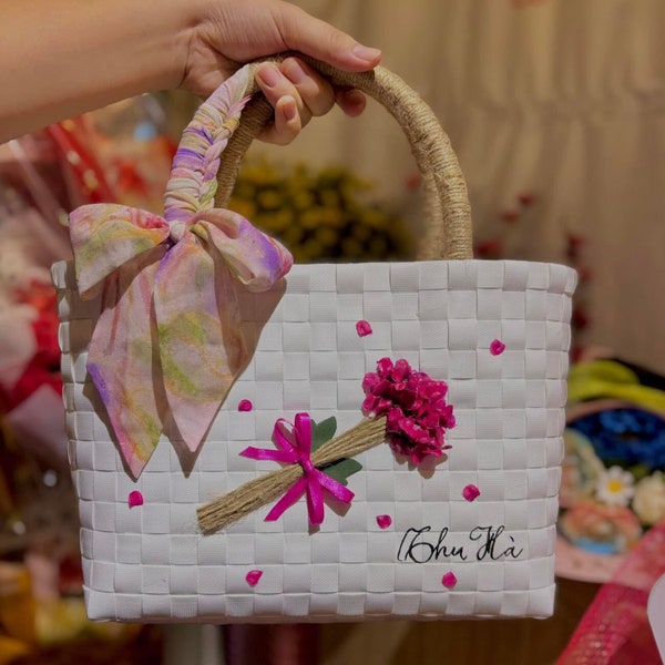 wicker plastic handbags ,handmade bag decorating on demand ( decor flower,name, font.charm, dolly..) tote bag,handmade basket for beach,pool