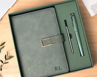 Anteckningsbok i läder med personliga initialer och pennor - Anpassad A5-anteckningsbok | Kontorspresent | Examenspresent | Lärarpresent | Julklapp