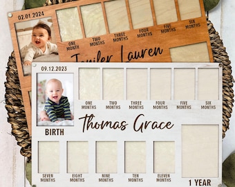 Puede incluir: Marcos de fotos de hitos para bebés de madera. Un marco es de color marrón claro, el otro es blanco. Cada marco tiene espacios para fotos desde el nacimiento hasta el primer año. Los marcos incluyen los nombres "Jennifer Lauren" y "Thomas Grace" en escritura.