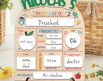 Può includere: Cartello in legno per il primo giorno di scuola materna di un bambino, personalizzato con il nome "Nicolas's". Il cartello include sezioni per le cose preferite, l'età e le aspirazioni future. Misura 102 cm di altezza ed è decorato con illustrazioni colorate.