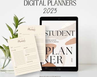 Puede incluir: Imagen de planificadores digitales. Una tableta muestra un diseño de "Student Planner 2023", junto con dos planificadores diarios de papel. El texto "DIGITAL PLANNERS 2025" está en la parte superior. Una planta en un jarrón de cristal está en el fondo.
