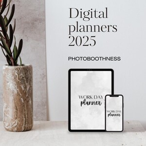 Op de afbeelding: Een digitale planner mockup met een tablet en smartphone, beide met "Work Day Planner" in script. De achtergrondtekst luidt "Digital planners 2025" en "PHOTOBOTHNESS". Een decoratieve vaas met groen staat links.