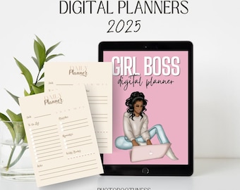Könnte beinhalten: Werbung für digitale Planer. Das Bild zeigt ein Tablet mit der Aufschrift "GIRL BOSS digital planner" sowie zwei "Daily Planner" Blätter. Der Text "DIGITAL PLANNERS 2025" ist ebenfalls vorhanden. Eine Pflanze in einer Glasvase ist ebenfalls zu sehen.