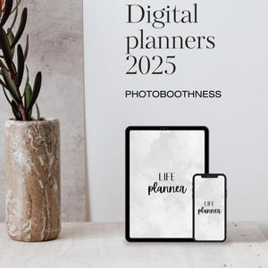 Peut inclure: Publicité pour des agendas numériques. L'image présente une tablette et un smartphone affichant "LIFE planner". Le fond comprend le texte "Digital planners 2025" et "PHOTOBOTHNESS", ainsi qu'un vase avec des plantes.