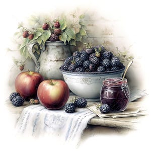 Puede incluir: Naturaleza muerta en acuarela con una jarra de metal llena de frambuesas y un cuenco rebosante de moras. Dos manzanas rojas y un tarro de mermelada se disponen sobre un paño blanco y azul, evocando el tema de la cosecha.