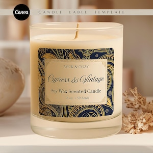 Pode incluir: Uma vela de vidro com um rótulo que diz "Cypress & Vintage Soy Wax Scented Candle". O rótulo tem um design azul marinho e dourado. A vela tem 227g e um tempo de queima de 1,50 horas.