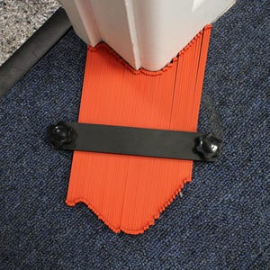 Könnte beinhalten: Ein Werkzeug zum Messen unregelmäßiger Formen, bestehend aus einer schwarzen Metallstange mit zwei Knöpfen und einem flexiblen orangen Streifen. Der Streifen besteht aus vielen dünnen, flexiblen Teilen, die sich an die Form eines Objekts anpassen lassen.