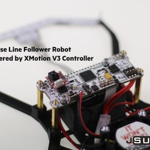 Può includere: Robot inseguitore di linea XPulse alimentato da un controller XMotion V3 con circuito stampato bianco, componenti elettronici, cablaggio rosso, distanziatori dorati e telaio nero. Il testo recita XPulse Line Follower Robot Powered by XMotion V3 Controller.