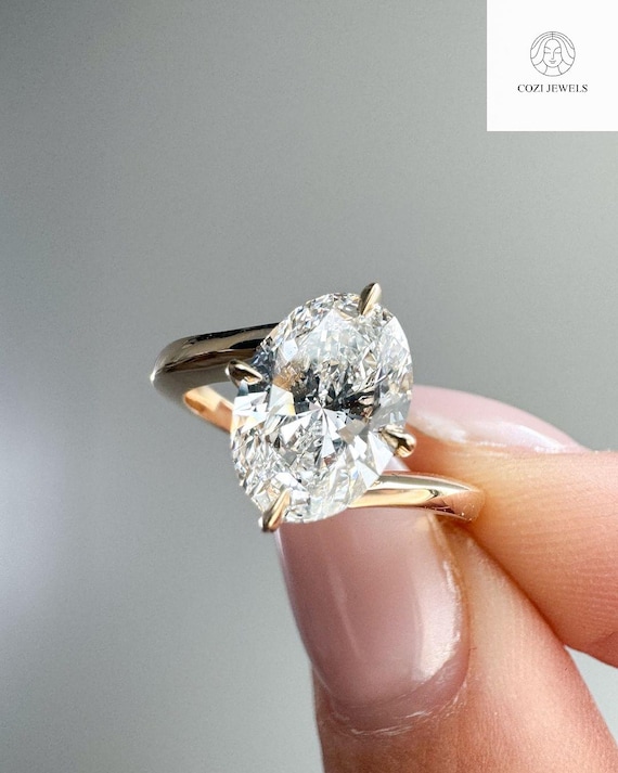 Anillo de compromiso con diamante de laboratorio ovalado de