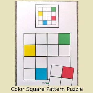 Può includere: Un puzzle con motivo a quadrati colorati stampato su carta bianca. La sezione superiore mostra una griglia quattro per quattro con quadrati verdi, gialli, rossi e blu. Sotto, una griglia più grande presenta quadrati colorati in posizioni.