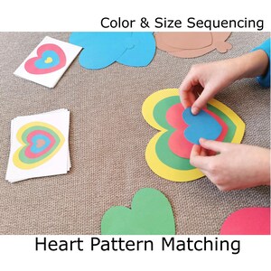 Könnte beinhalten: Eine Lernaktivität mit herzförmigen Ausschnitten in verschiedenen Farben und Größen. Das Bild zeigt den Text "Color & Size Sequencing" und "Heart Pattern Matching". Die Aktivität beinhaltet das Zuordnen und Anordnen der Herzen, um Muster und Größen zu lernen.