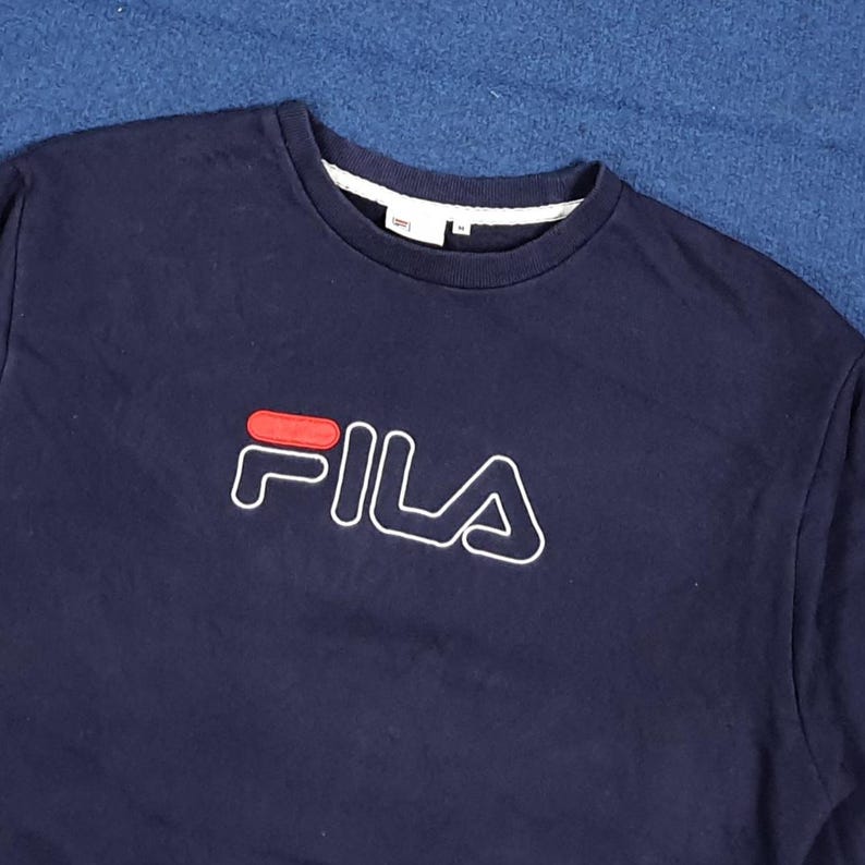 Puede incluir: Sudadera azul marino con el logo "FILA" en contorno blanco y detalle rojo. La sudadera de cuello redondo est&aacute; hecha de tejido suave. Adecuada para uso casual.