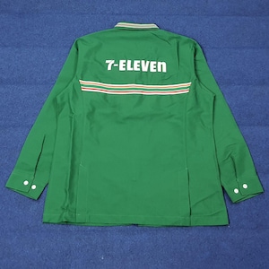 Puede incluir: Camisa de trabajo verde de manga larga con el texto "7-ELEVEN" en la espalda. La camisa tiene un diseño de rayas blancas, rojas y naranjas en la espalda. La camisa tiene cuello y puños abotonados.