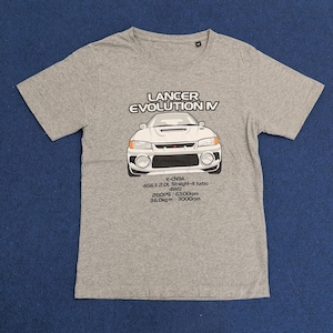 Puede incluir: Camiseta gris con una ilustración blanca de un coche y el texto "LANCER EVOLUTION IV". Debajo del coche, especificaciones como "E-CN9A 4663 2.0L Straight-4 turbo 4WD 280PS/6500rpm 36.0kgm/3000rpm".