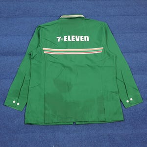 Puede incluir: Una taza de cerámica blanca con un asa negra y el texto "But First, Coffee" en negro, en negrita. La taza está sobre una superficie blanca.