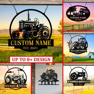 Peut inclure: Panneaux de ferme en métal noir avec des motifs de tracteurs. Chaque panneau présente une silhouette de tracteur, un nom personnalisable et l'année "EST. 2025". Les panneaux sont suspendus à des chaînes et sont placés sur un fond rural. Le texte "UP TO 8+ DESIGN" est également visible.