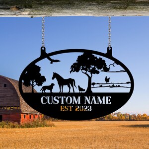 Puede incluir: Letrero ovalado de metal negro con una silueta de un caballo, un perro, una gallina, &aacute;rboles y un granero. El letrero dice "CUSTOM NAME EST 2023".