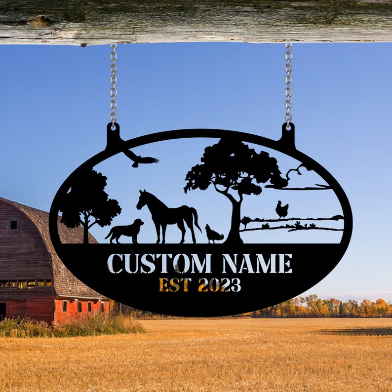 Puede incluir: Letrero ovalado de metal negro con una silueta de un caballo, un perro, una gallina, &aacute;rboles y un granero. El letrero dice "CUSTOM NAME EST 2023".