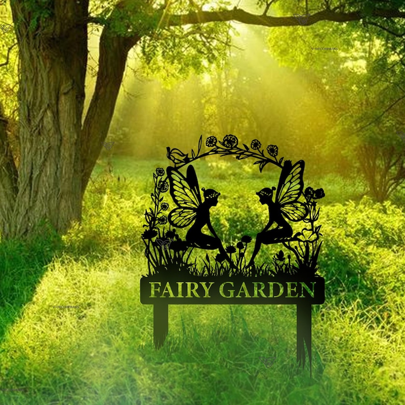 Puede incluir: Letrero de jard&iacute;n de hadas de metal negro con dos hadas sentadas en una rama con flores y hojas. El letrero dice "FAIRY GARDEN".