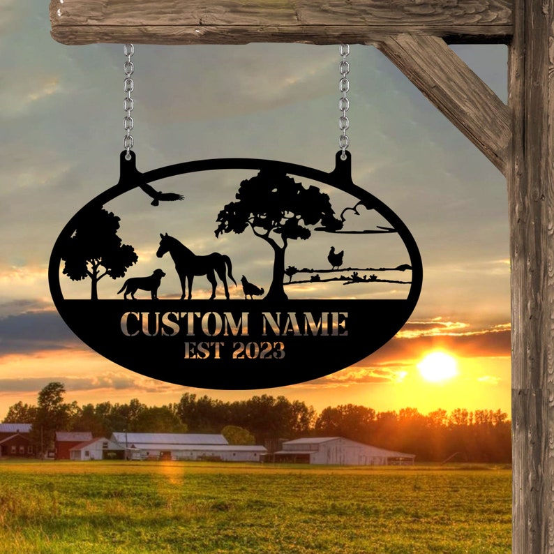 Puede incluir: Un letrero ovalado de metal negro con una silueta de un caballo, un perro y gallinas en un entorno de granja. El letrero dice "CUSTOM NAME EST 2023".